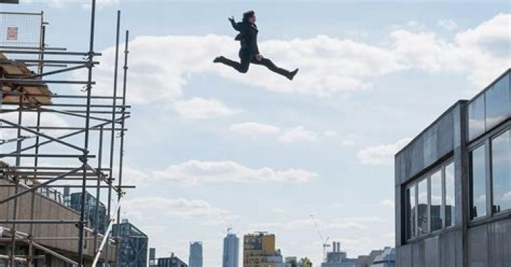 
Mystery Man Risks His Life Dangerously Jumping Across Rooftop of New York High-Rise: WATCH 