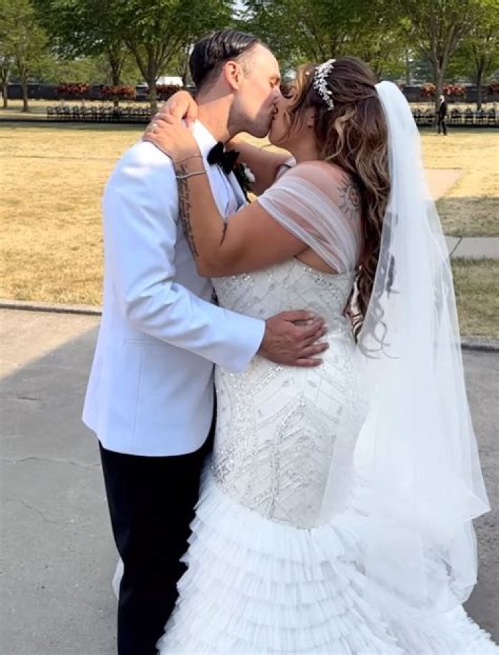 
Suzie Bates Partner: Is She Married? Family & Husband 
